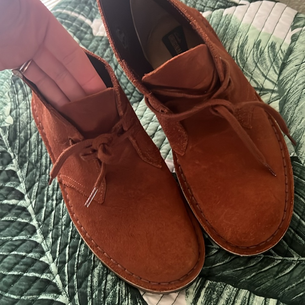 Excellent condition women’s desert boot - Rare Clark’s Original size 8.